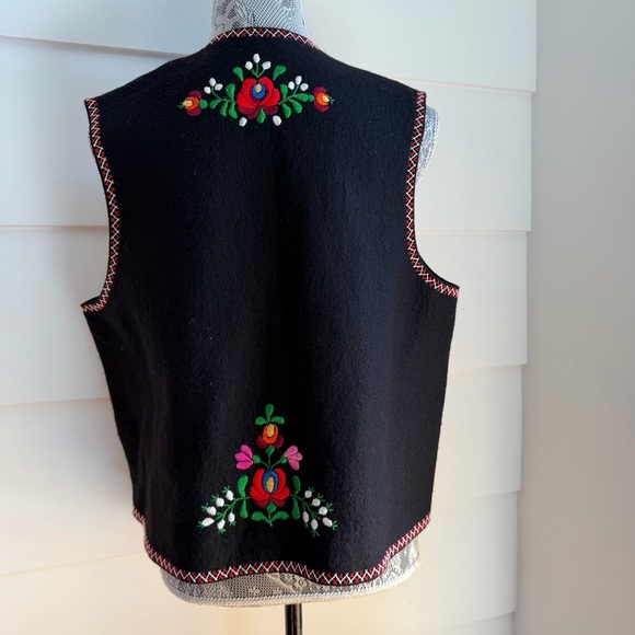 Traditional Hungarian Matyo Vest Floral embroidered Folk Vest - Picture 4 of 5